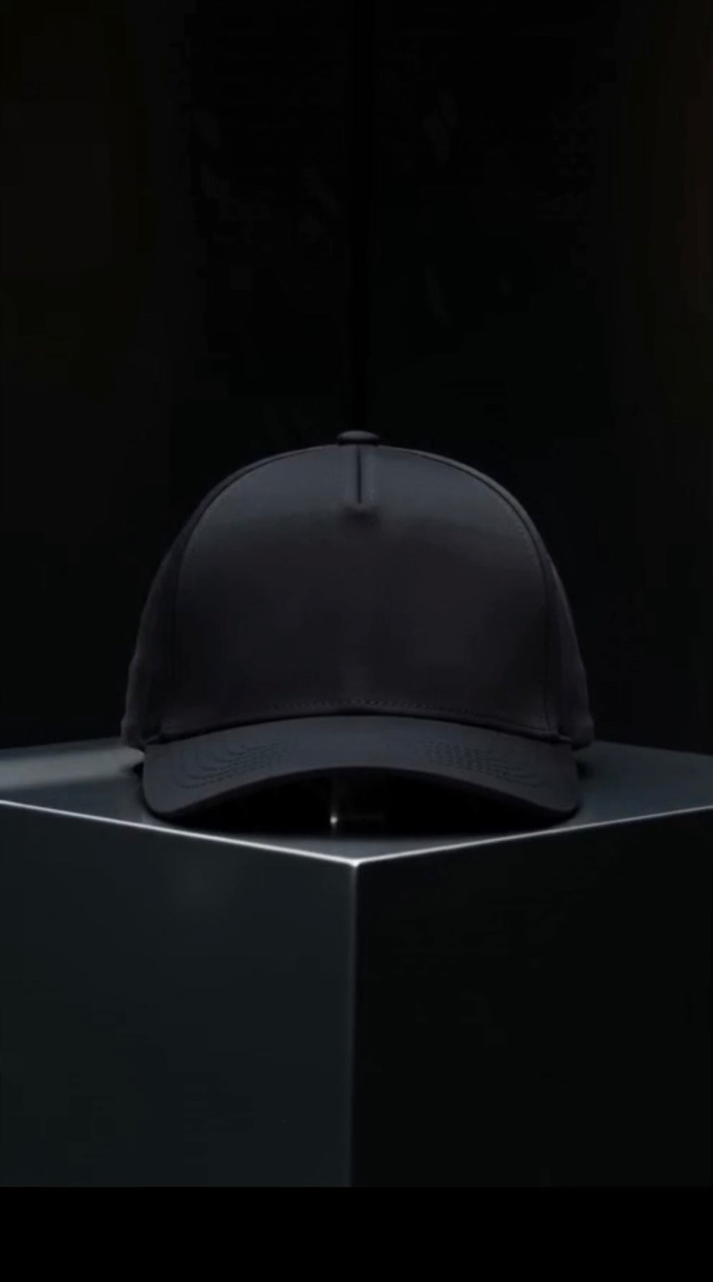 CAPPELLINO NERO PREMIUM LOGO DF RICAMATO ORO - PRE ORDINA ORA!