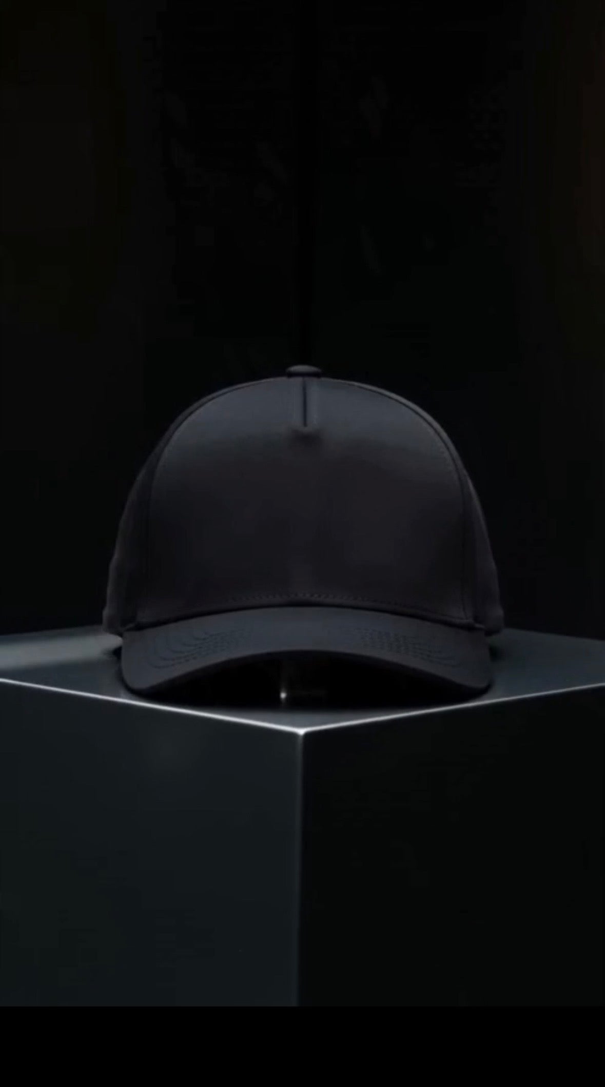 CAPPELLINO NERO PREMIUM LOGO DF RICAMATO ORO - PRE ORDINA ORA!
